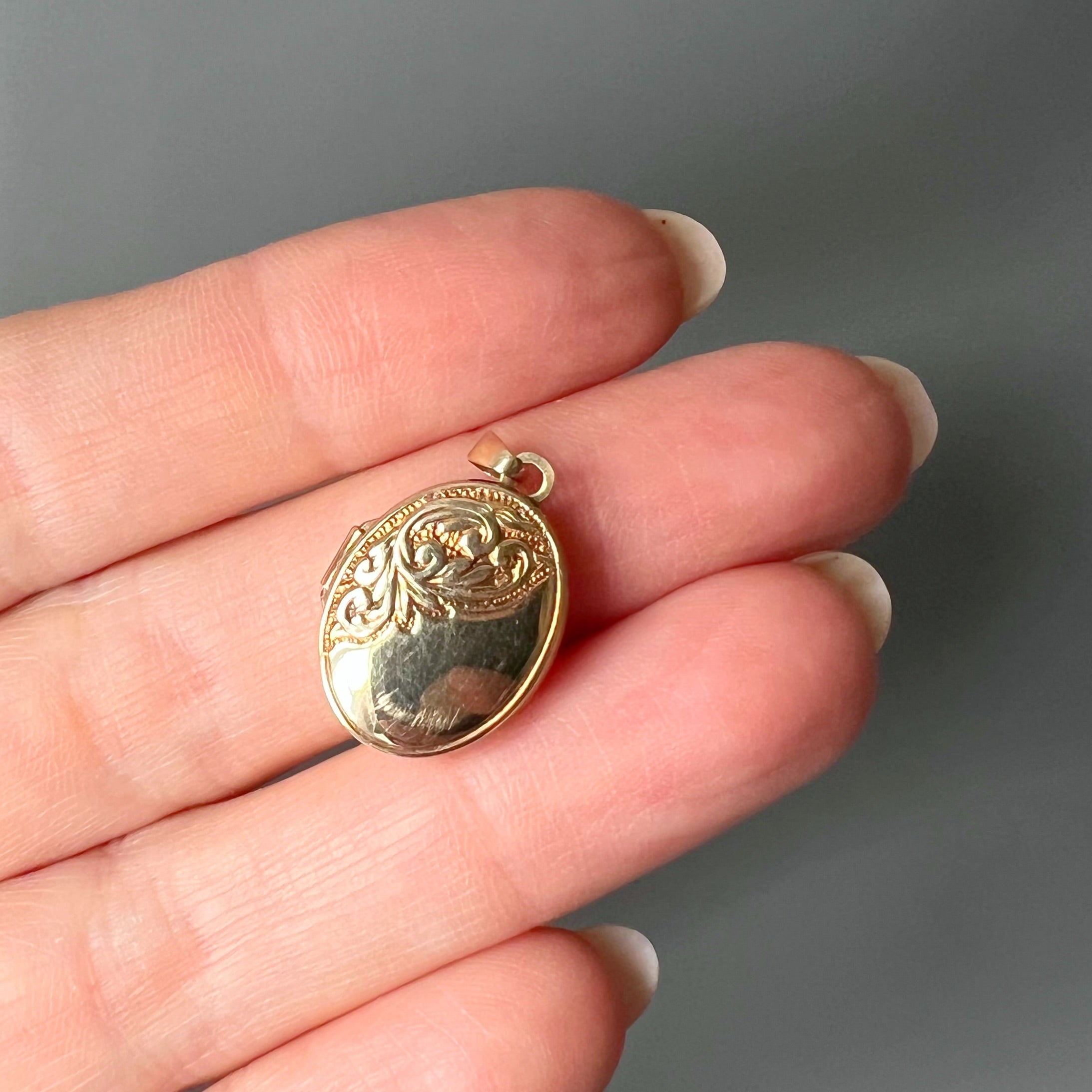 Vintage Oval Half Pattered Foliate Locket in 9ct Gold