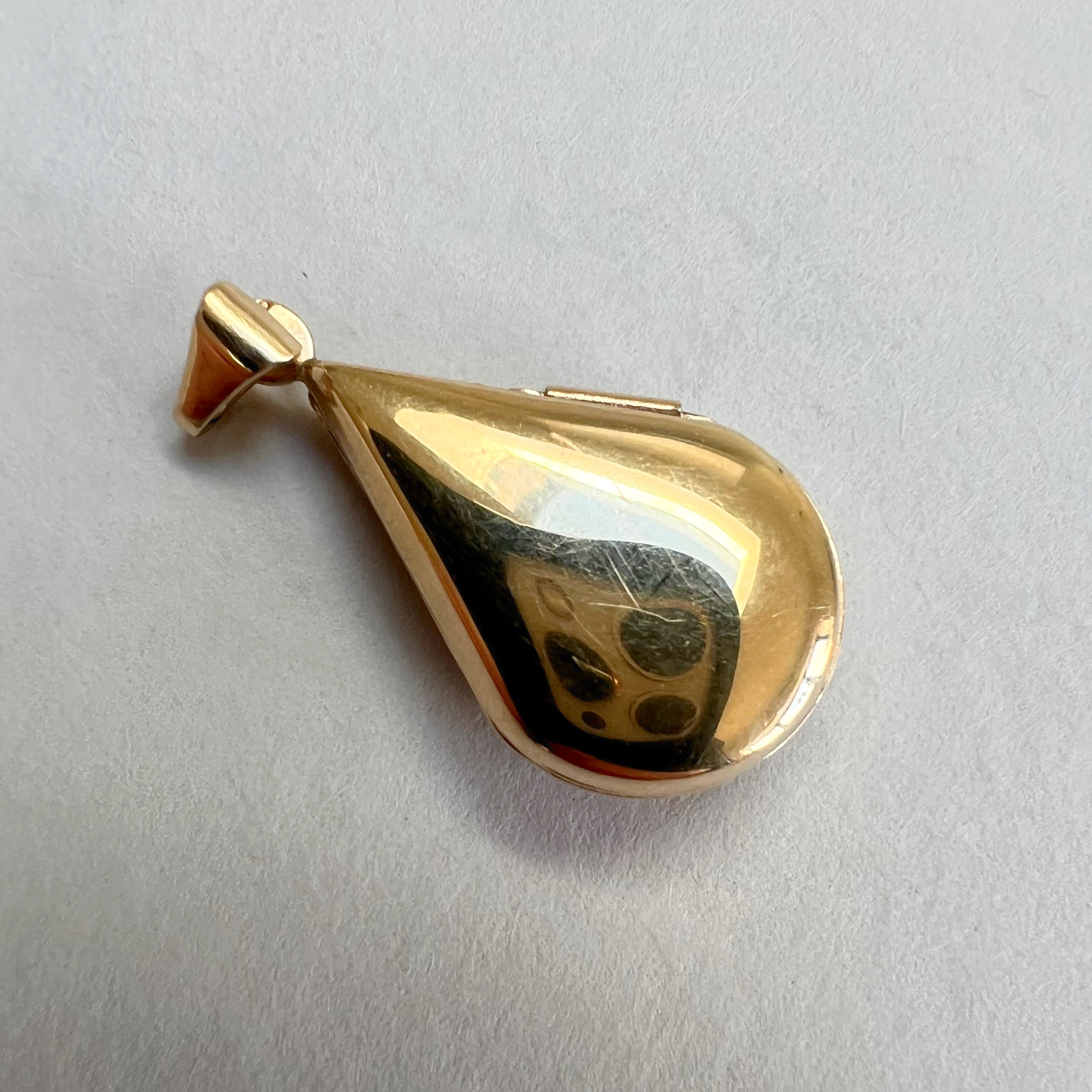 Vintage Tear Drop Shaped 9ct Gold Locket