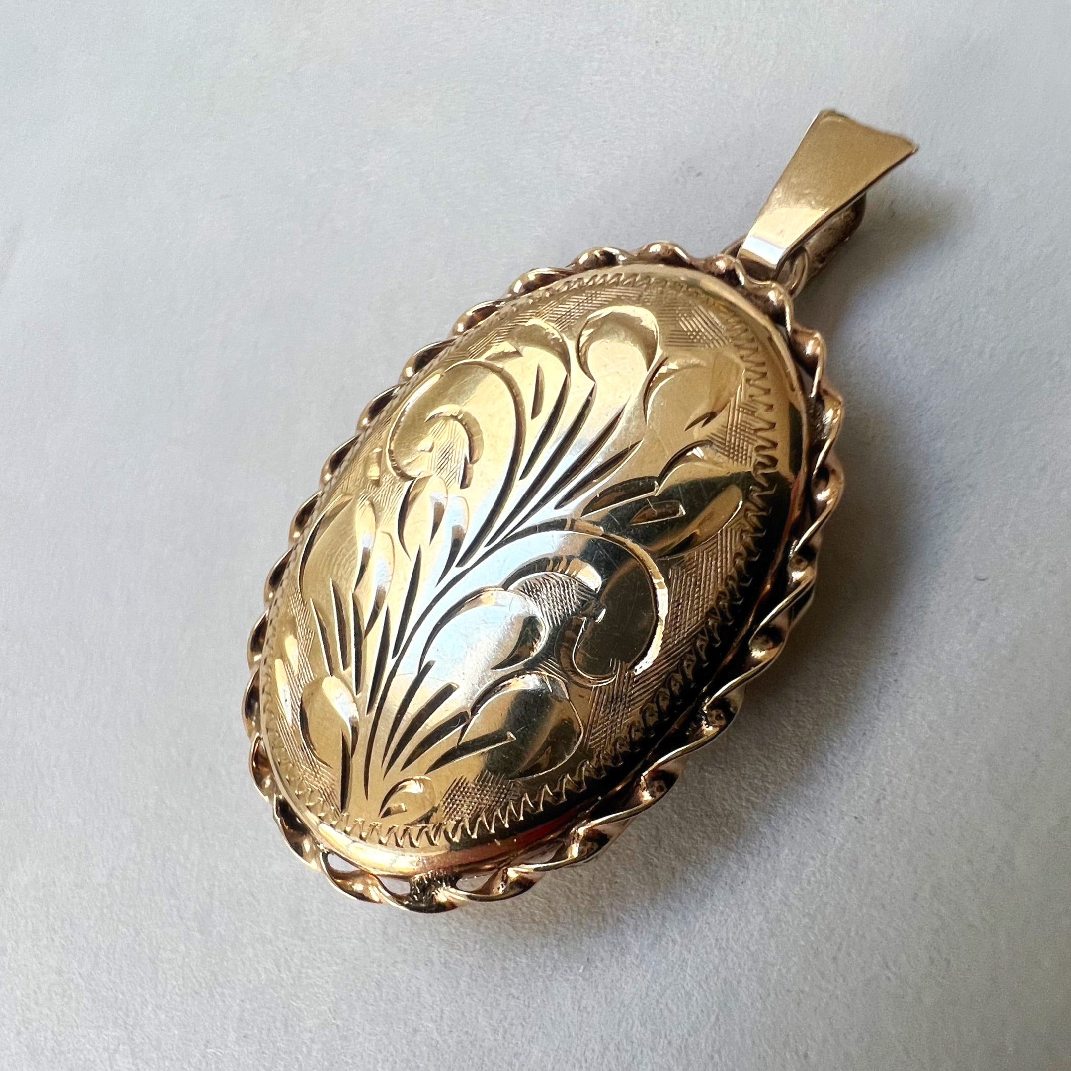 Vintage 9ct Gold Oval Locket with Ornate Edging