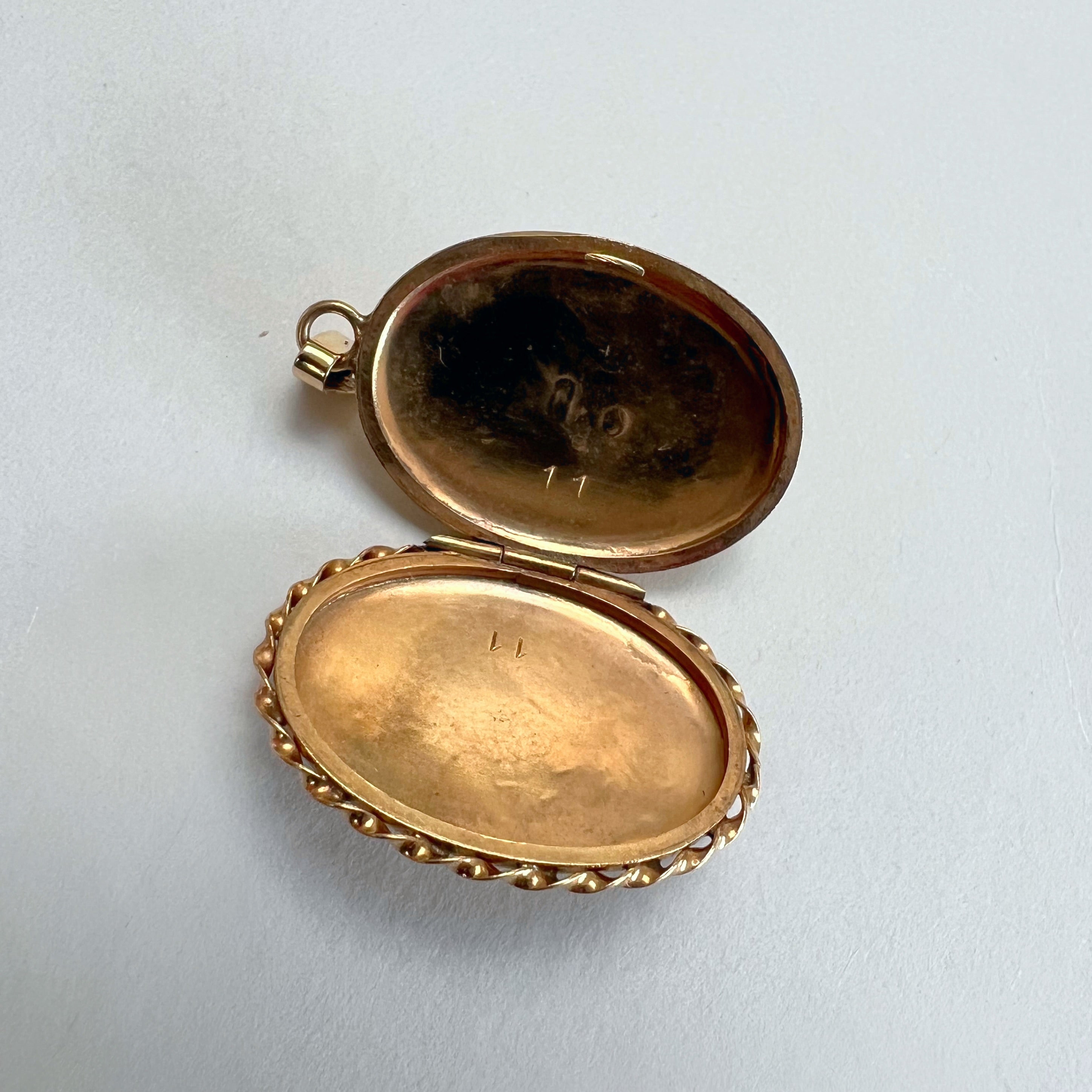 Vintage 9ct Gold Oval Locket with Ornate Edging