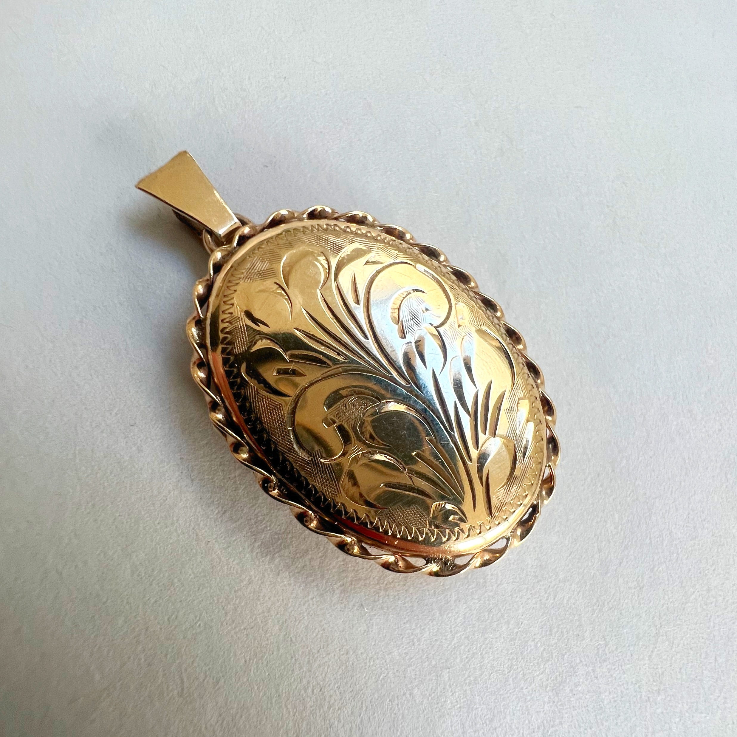 Vintage 9ct Gold Oval Locket with Ornate Edging