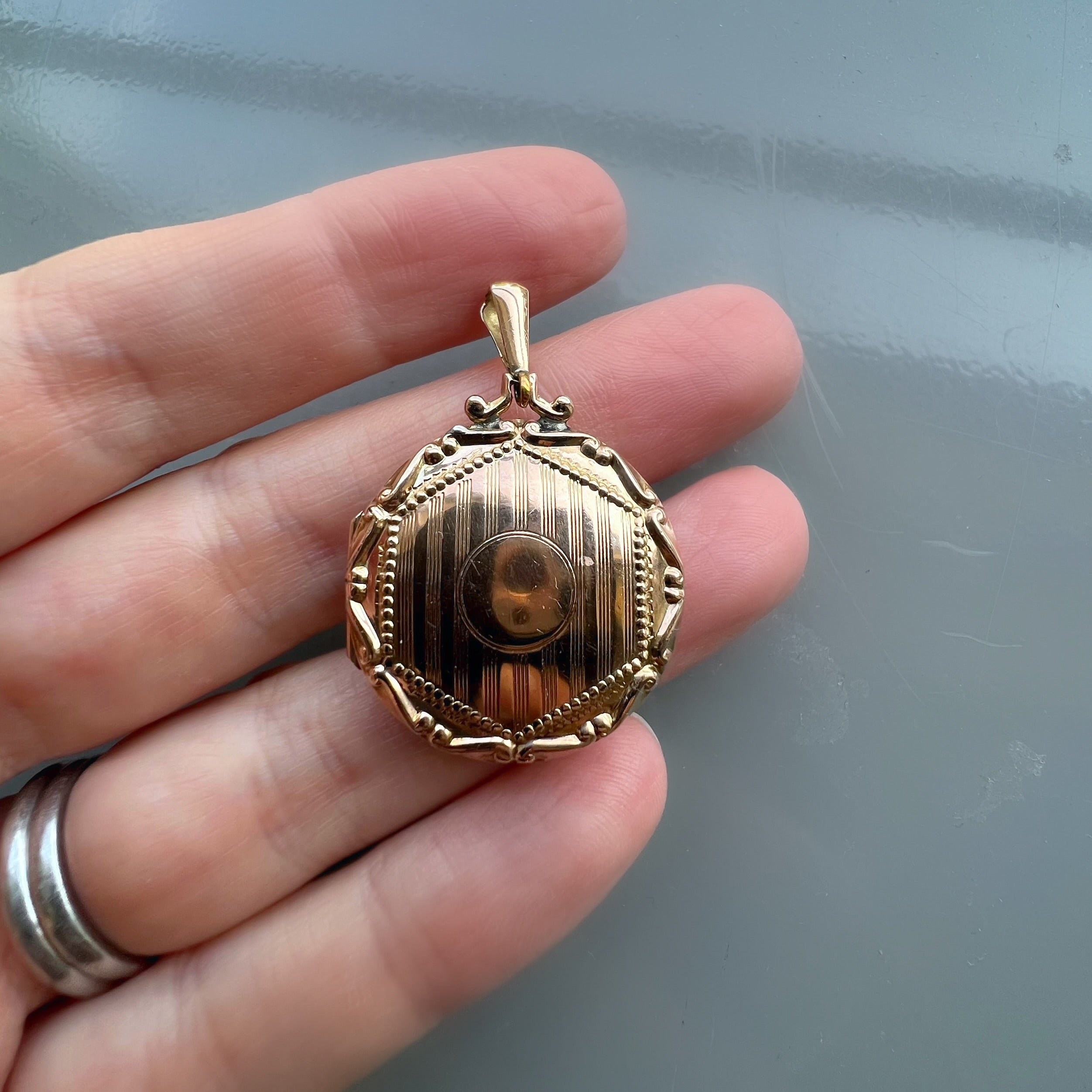 Antique 9ct Gold Back & Front Circular Locket