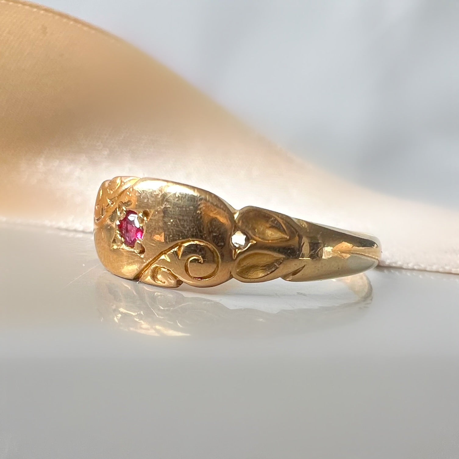 Antique 18ct Gold Sweetheart Band with Ruby