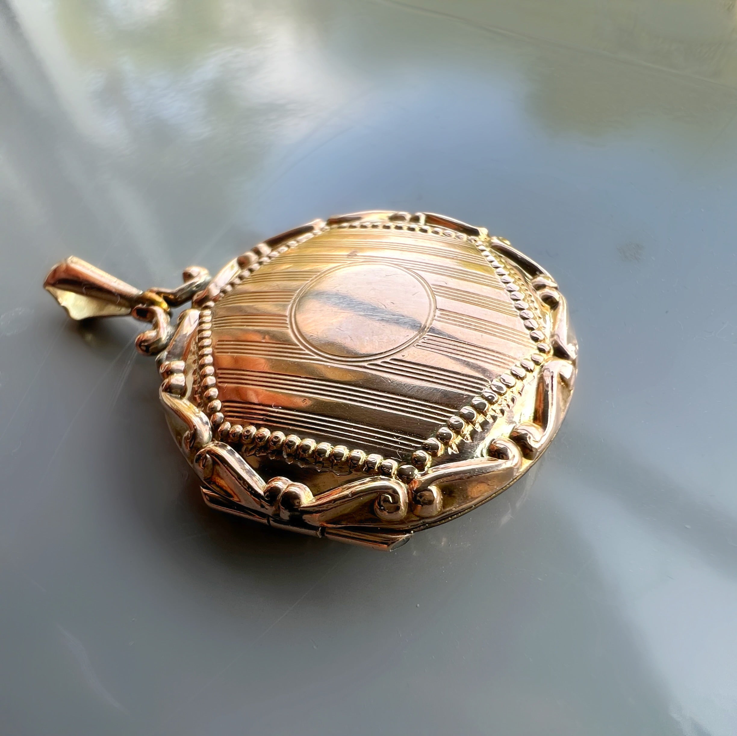 Antique 9ct Gold Back & Front Circular Locket