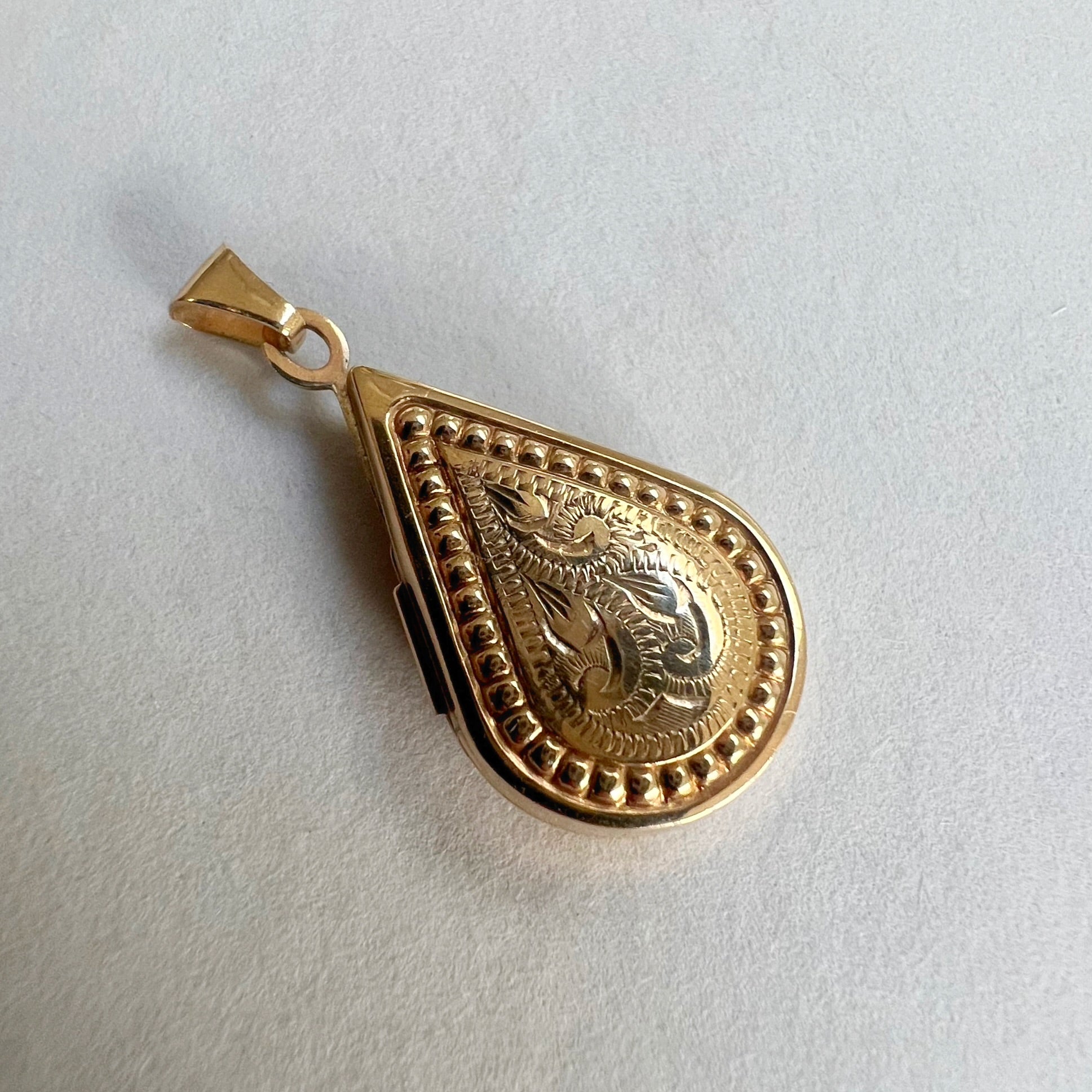 Vintage Tear Drop Shaped 9ct Gold Locket
