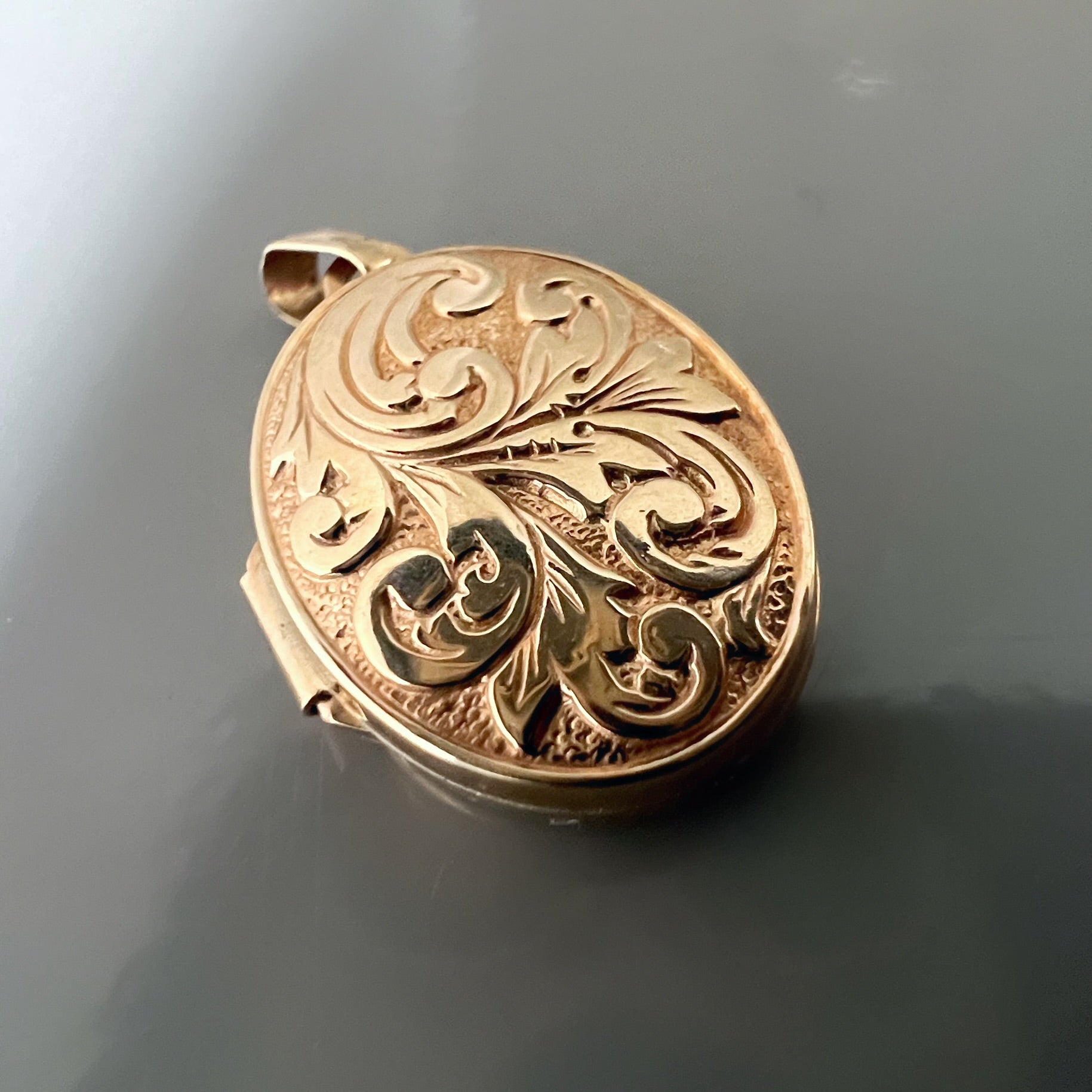 Vintage 9ct Gold Oval Foliate Locket