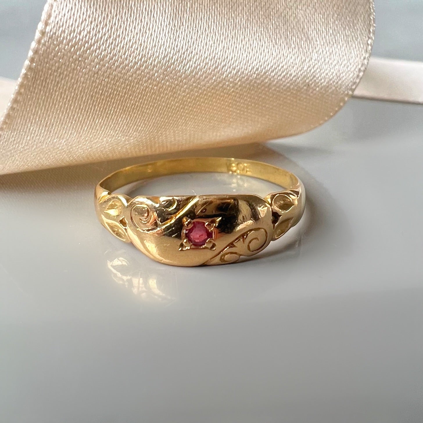 Antique 18ct Gold Sweetheart Band with Ruby