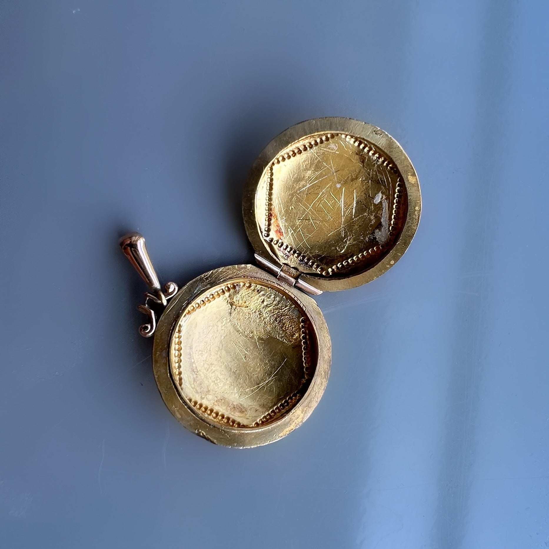 Antique 9ct Gold Back & Front Circular Locket