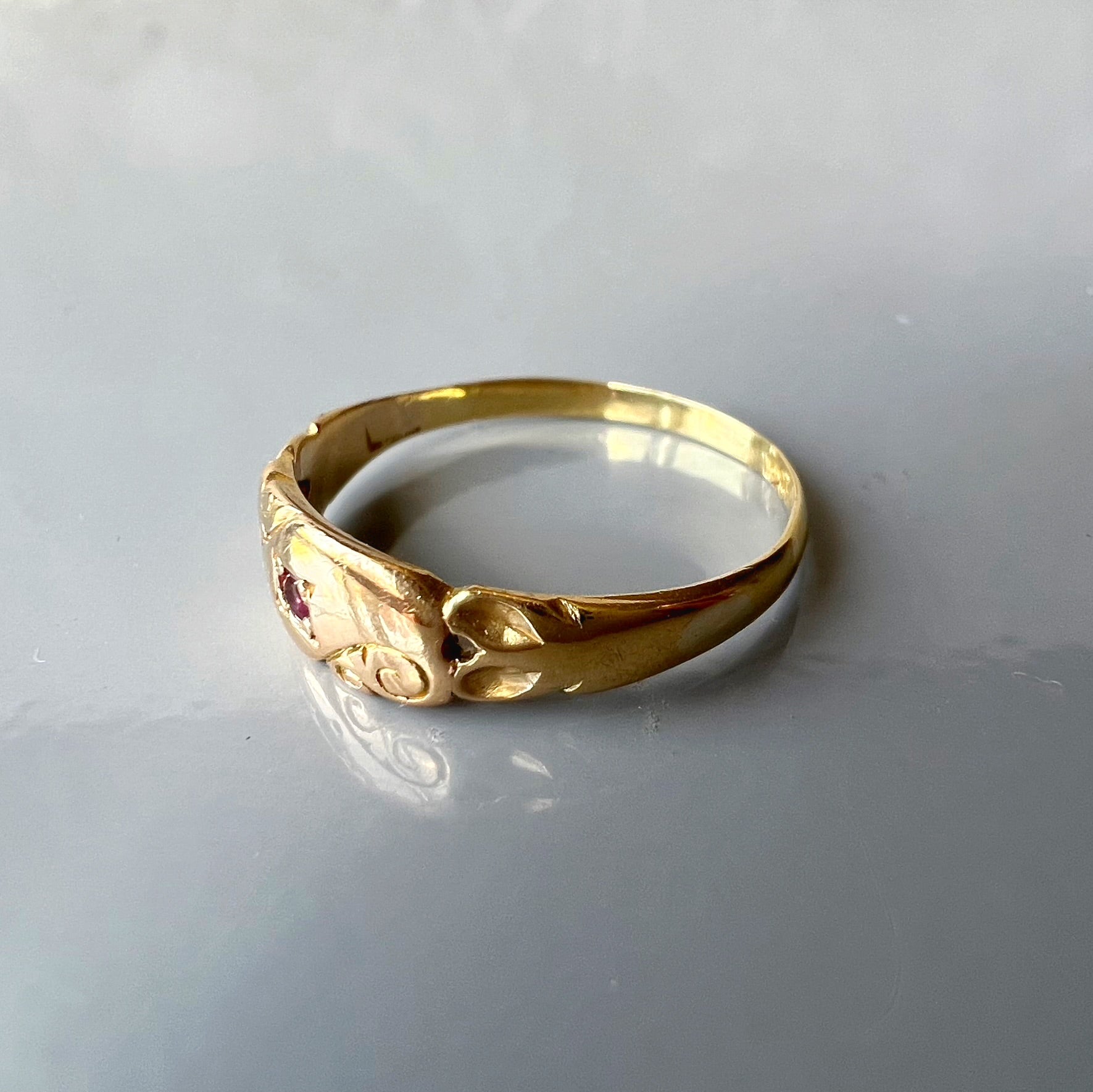 Antique 18ct Gold Sweetheart Band with Ruby