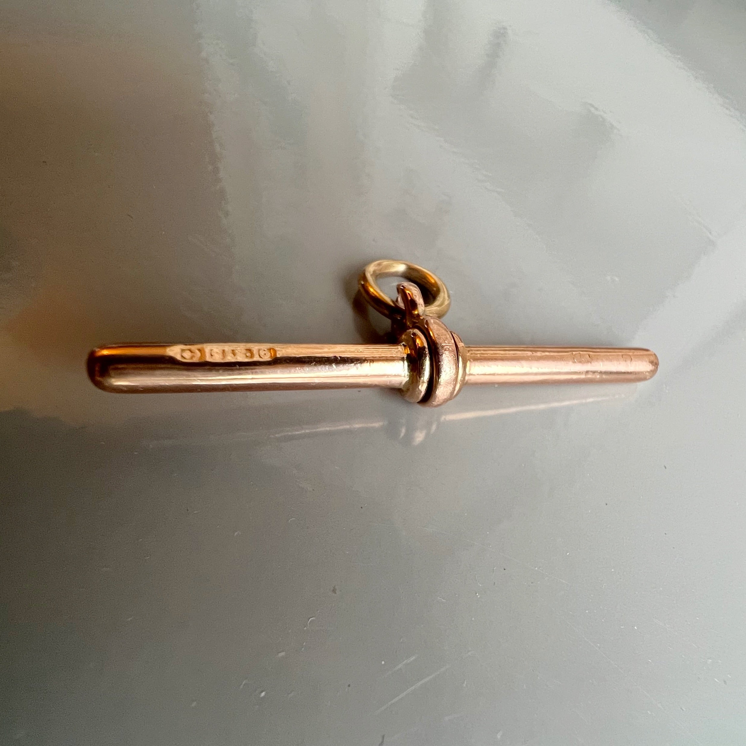 Vintage 9ct Large T Bar Pendant