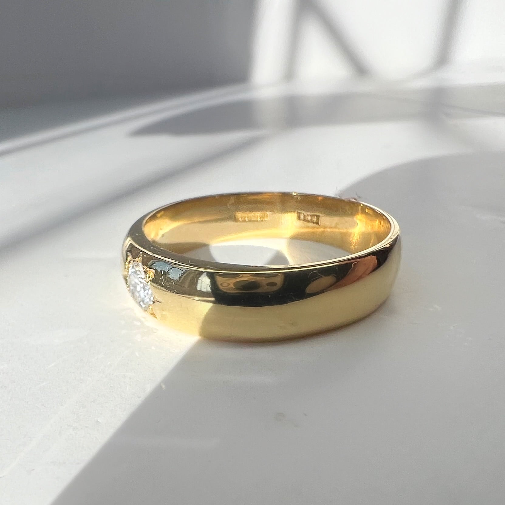 Heavy 18ct Gold and Diamond Star Set Ring