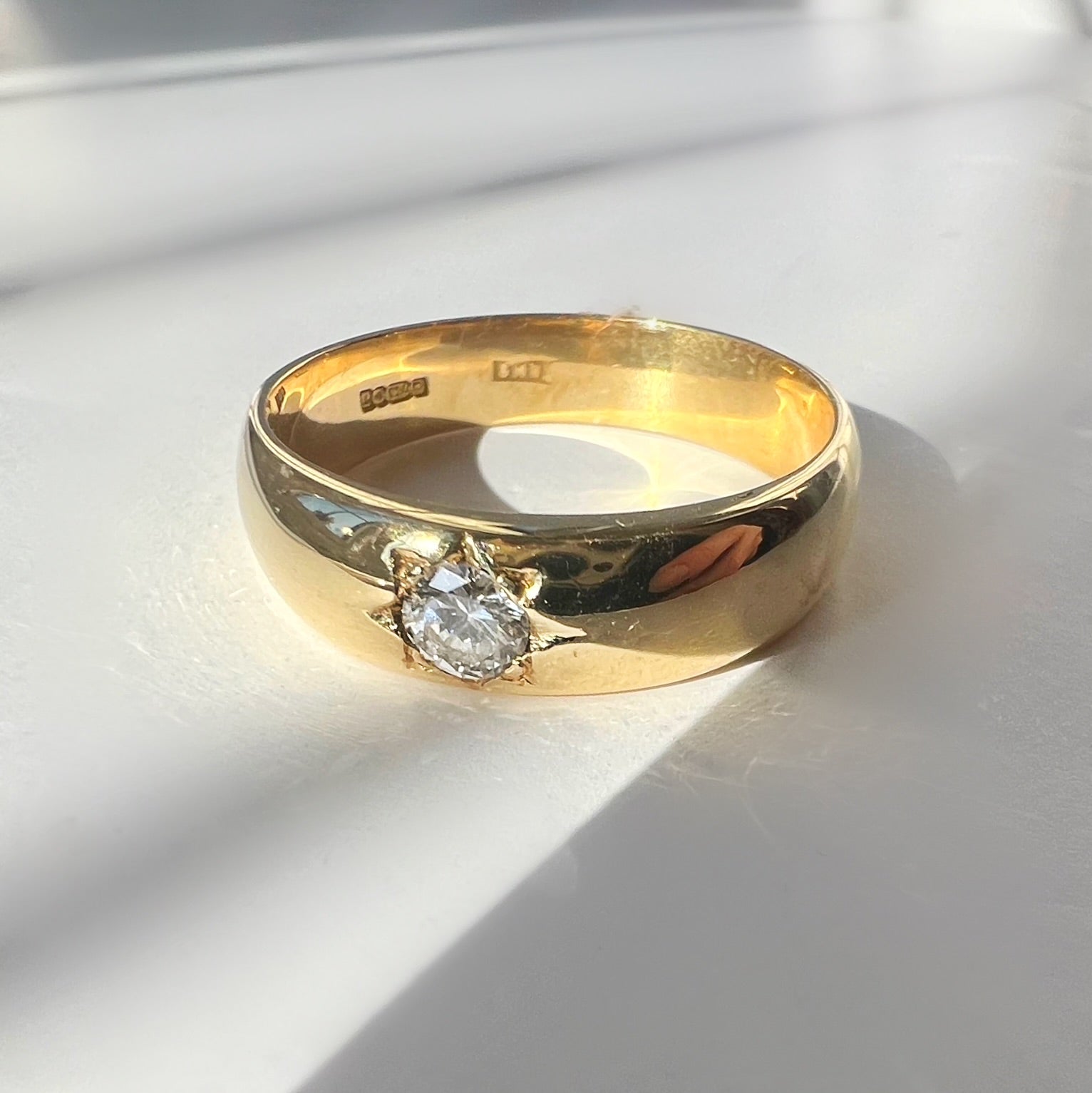 Heavy 18ct Gold and Diamond Star Set Ring