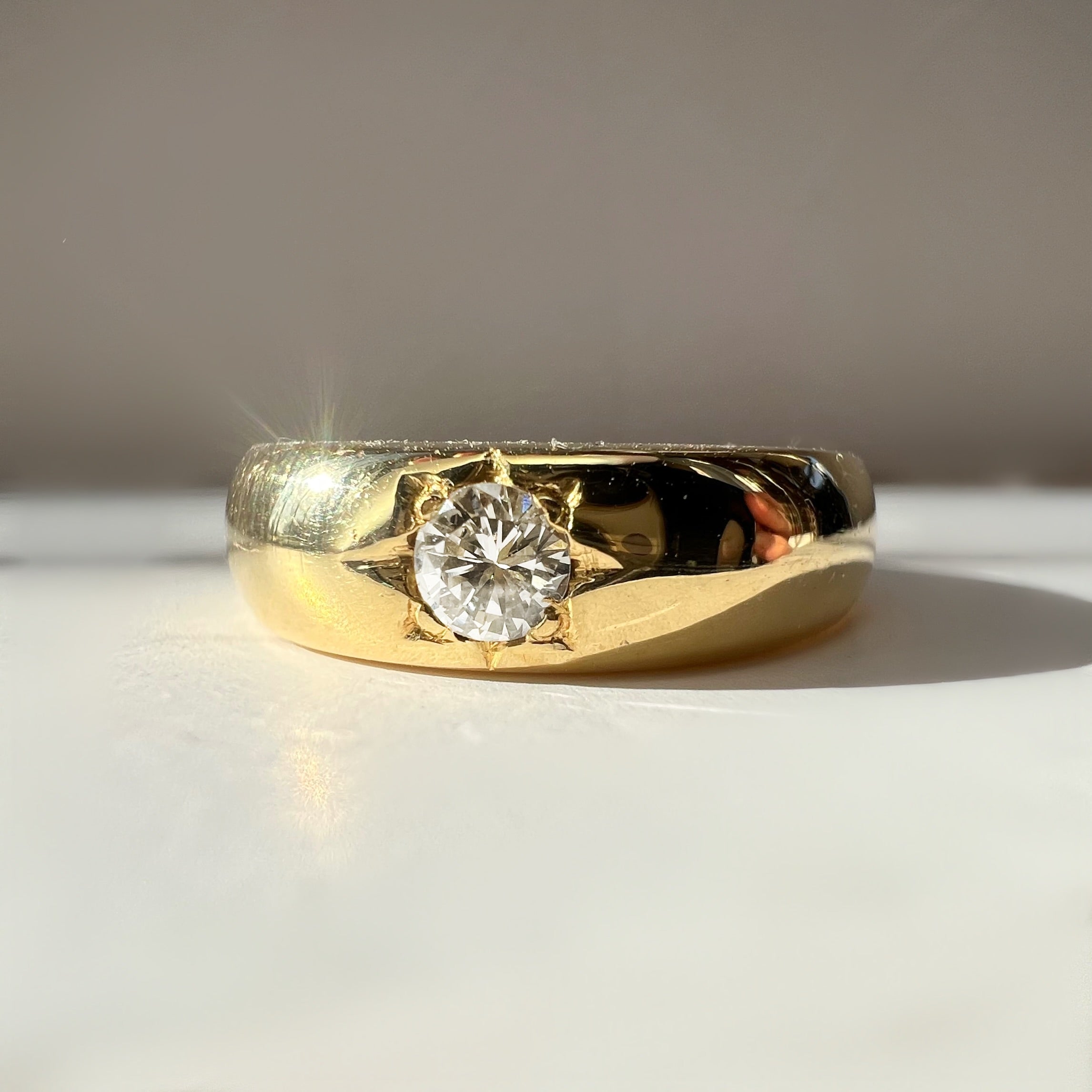 Heavy 18ct Gold and Diamond Star Set Ring