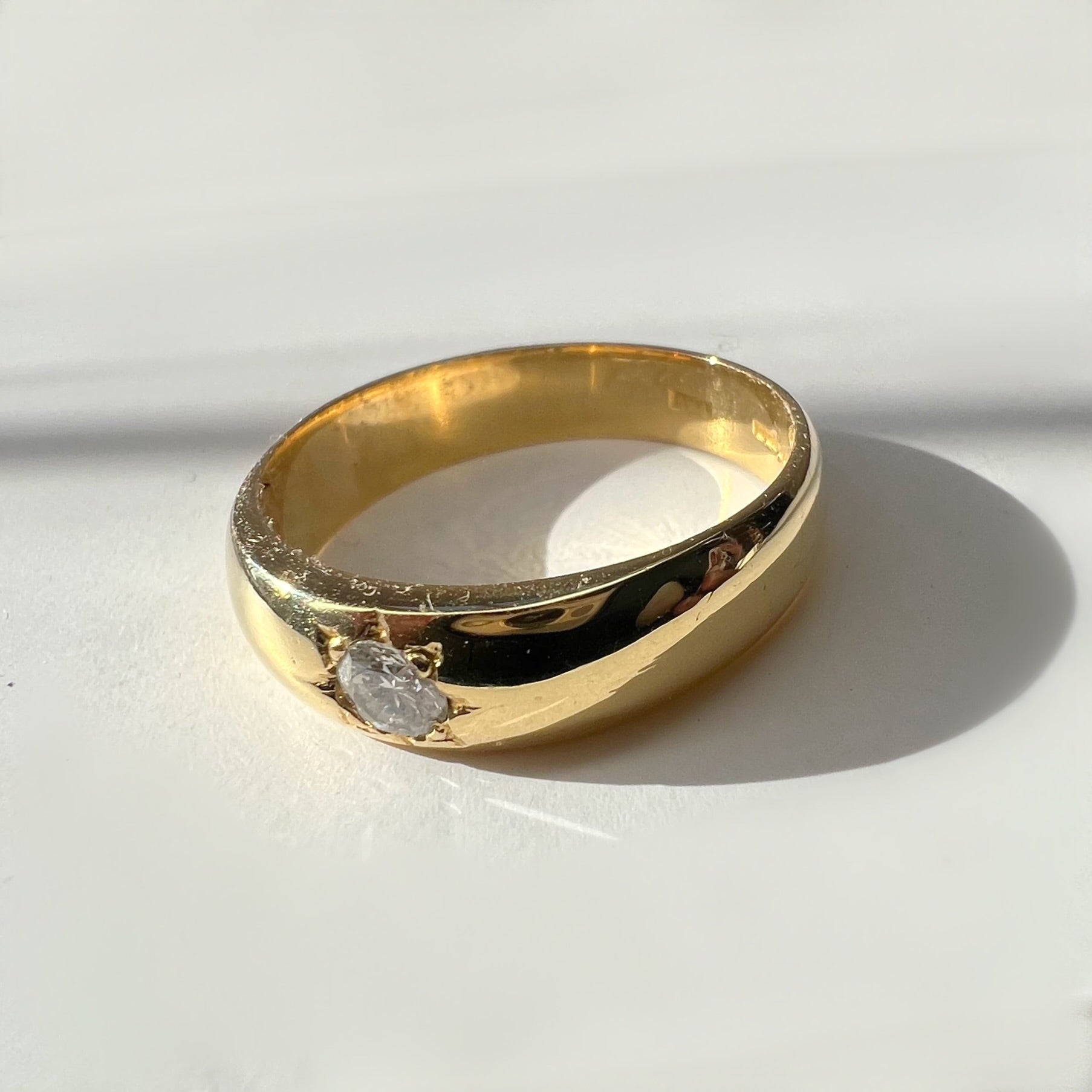 Heavy 18ct Gold and Diamond Star Set Ring