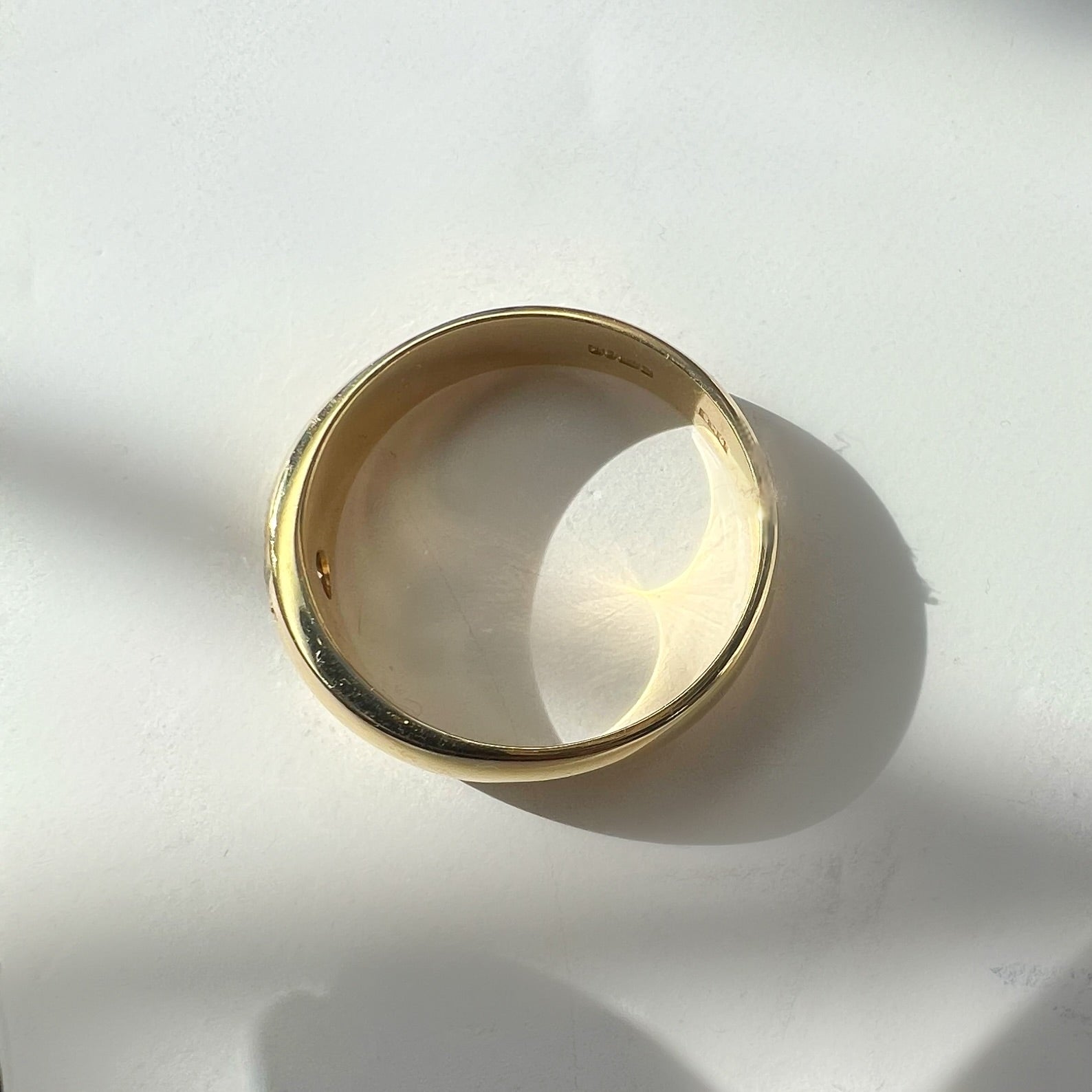 Heavy 18ct Gold and Diamond Star Set Ring