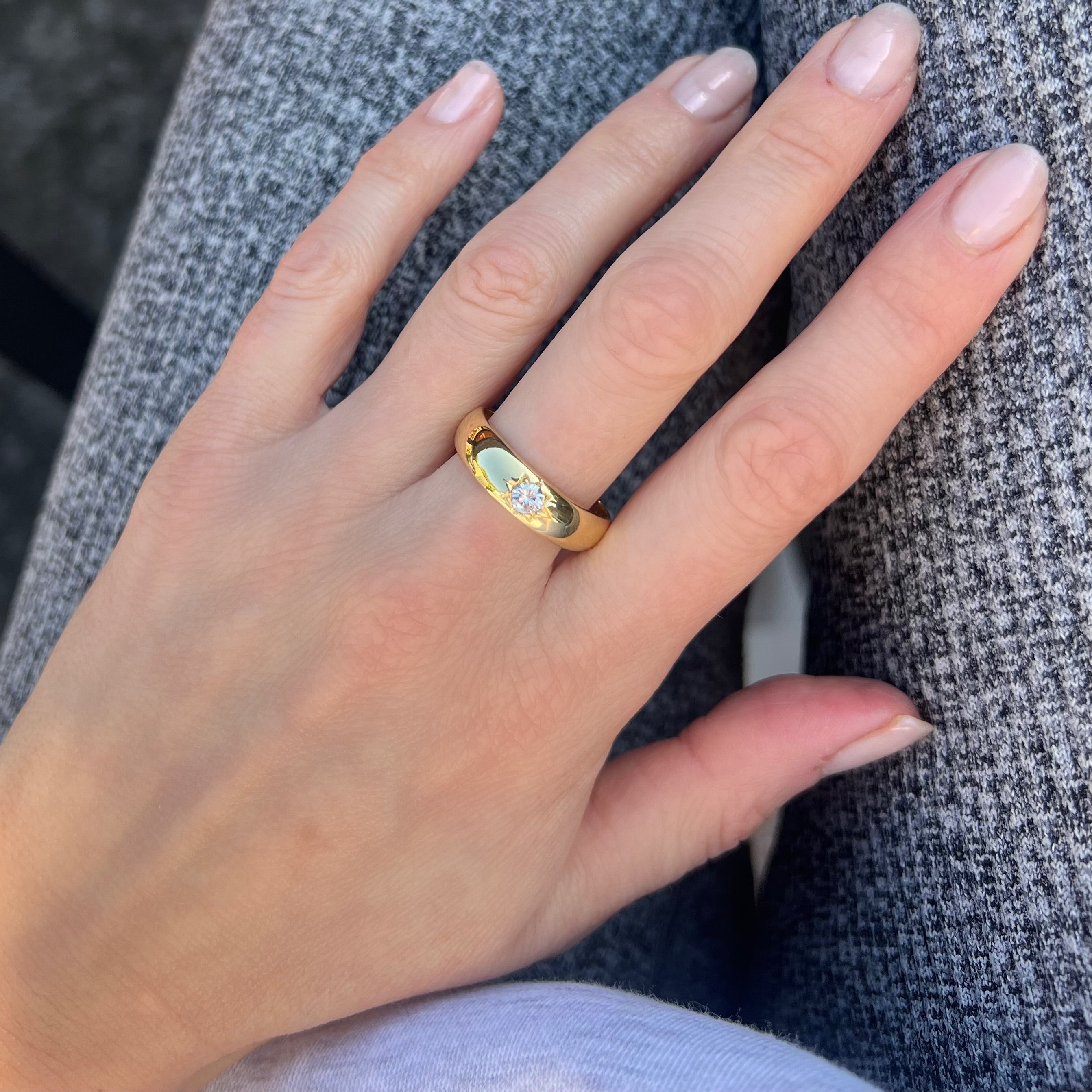 Heavy 18ct Gold and Diamond Star Set Ring