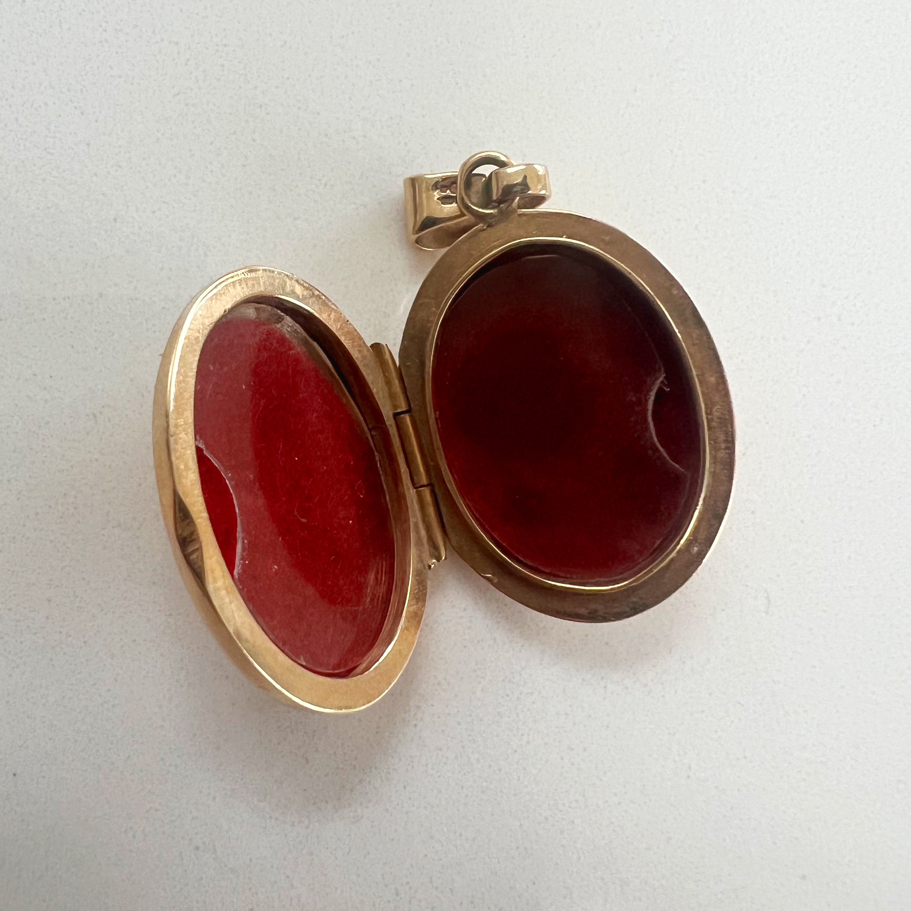 Vintage 9ct Oval Locket with Star Set Diamond