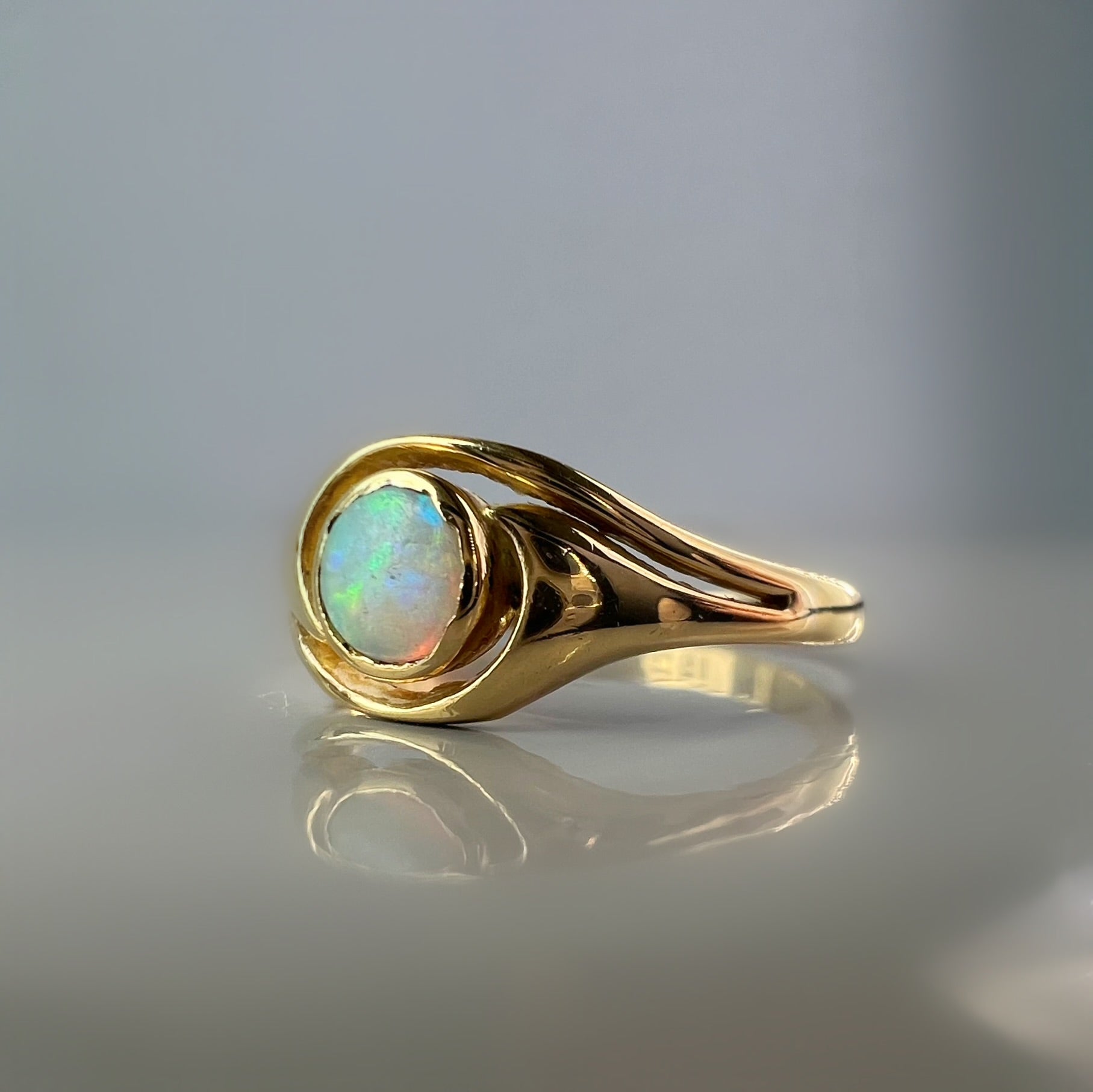 Vintage 18ct Gold and Opal Swirl Ring