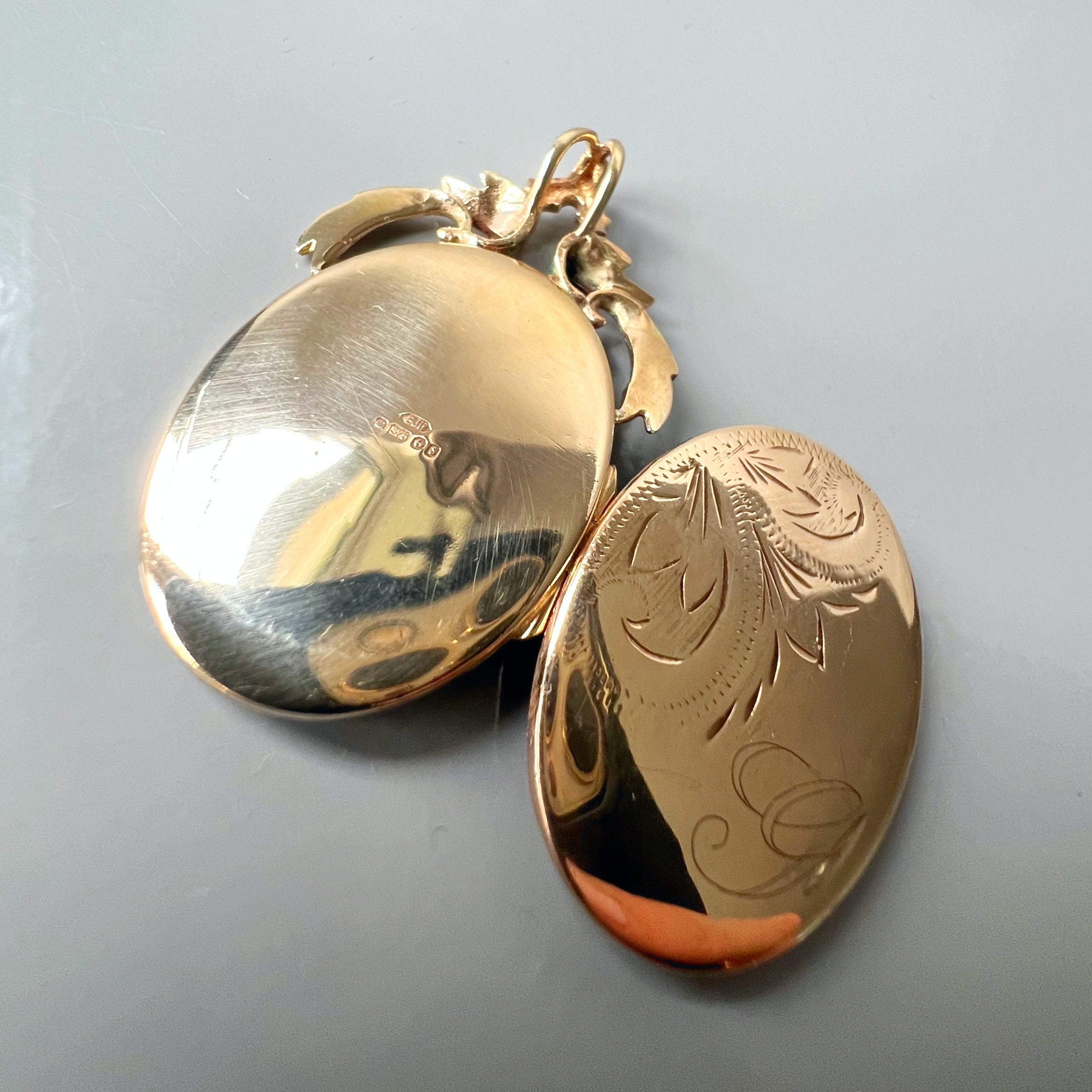 Vintage 9ct Gold Locket With Ornate Bale
