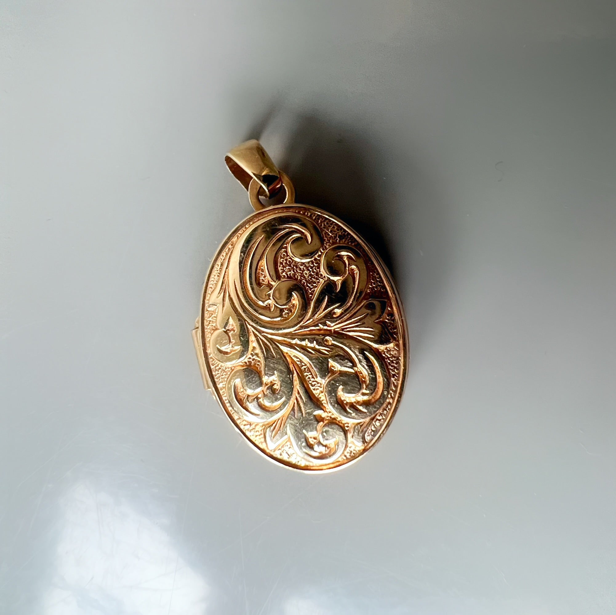 Vintage 9ct Gold Oval Foliate Locket