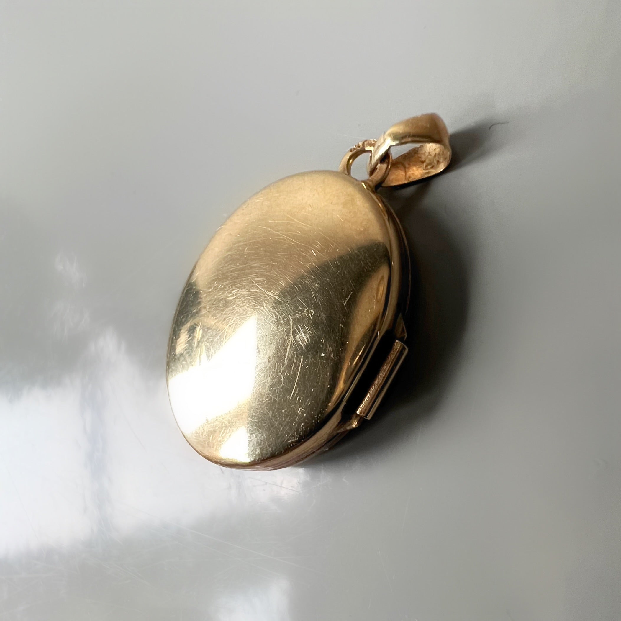 Vintage 9ct Gold Oval Foliate Locket