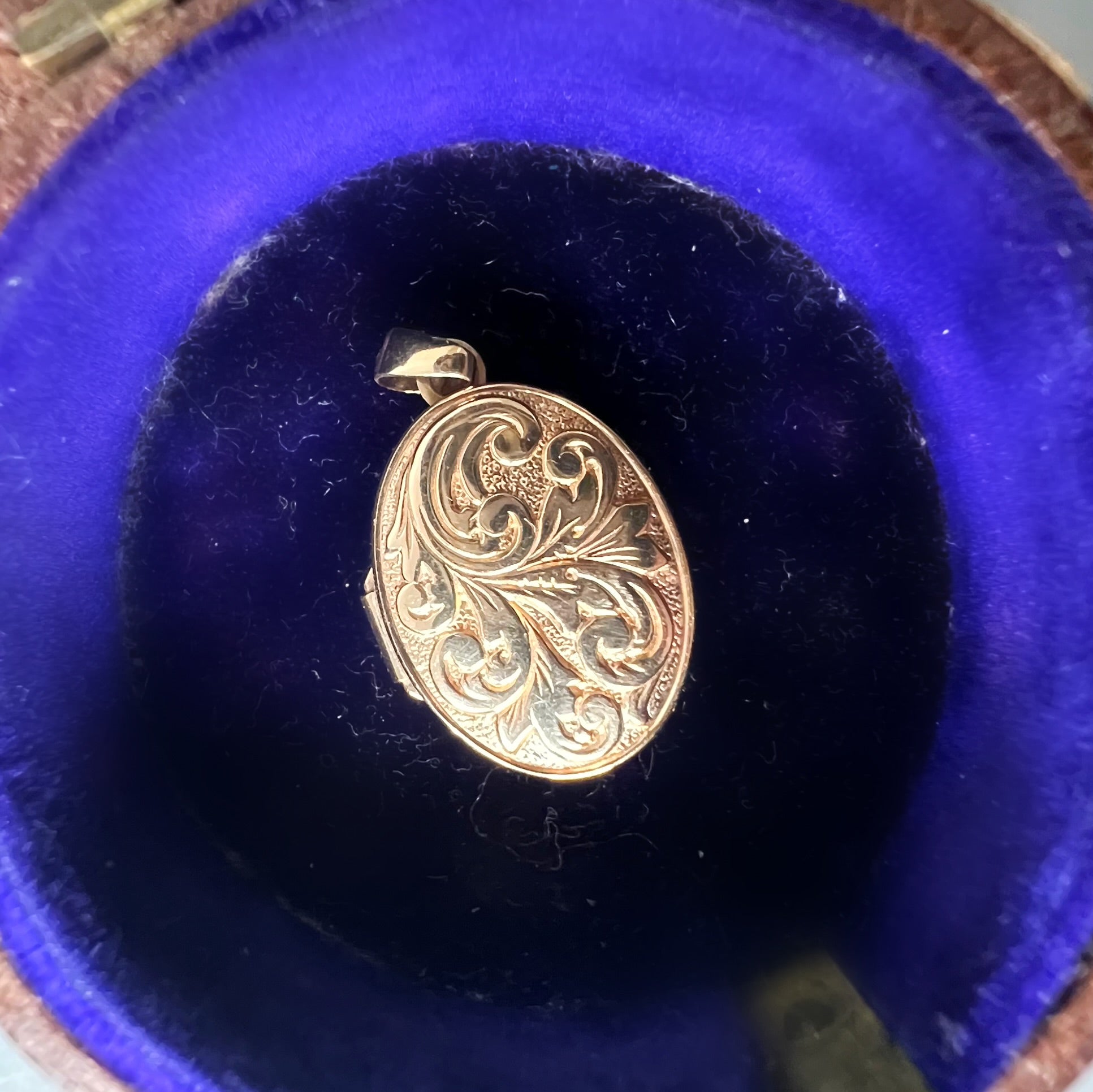 Vintage 9ct Gold Oval Foliate Locket