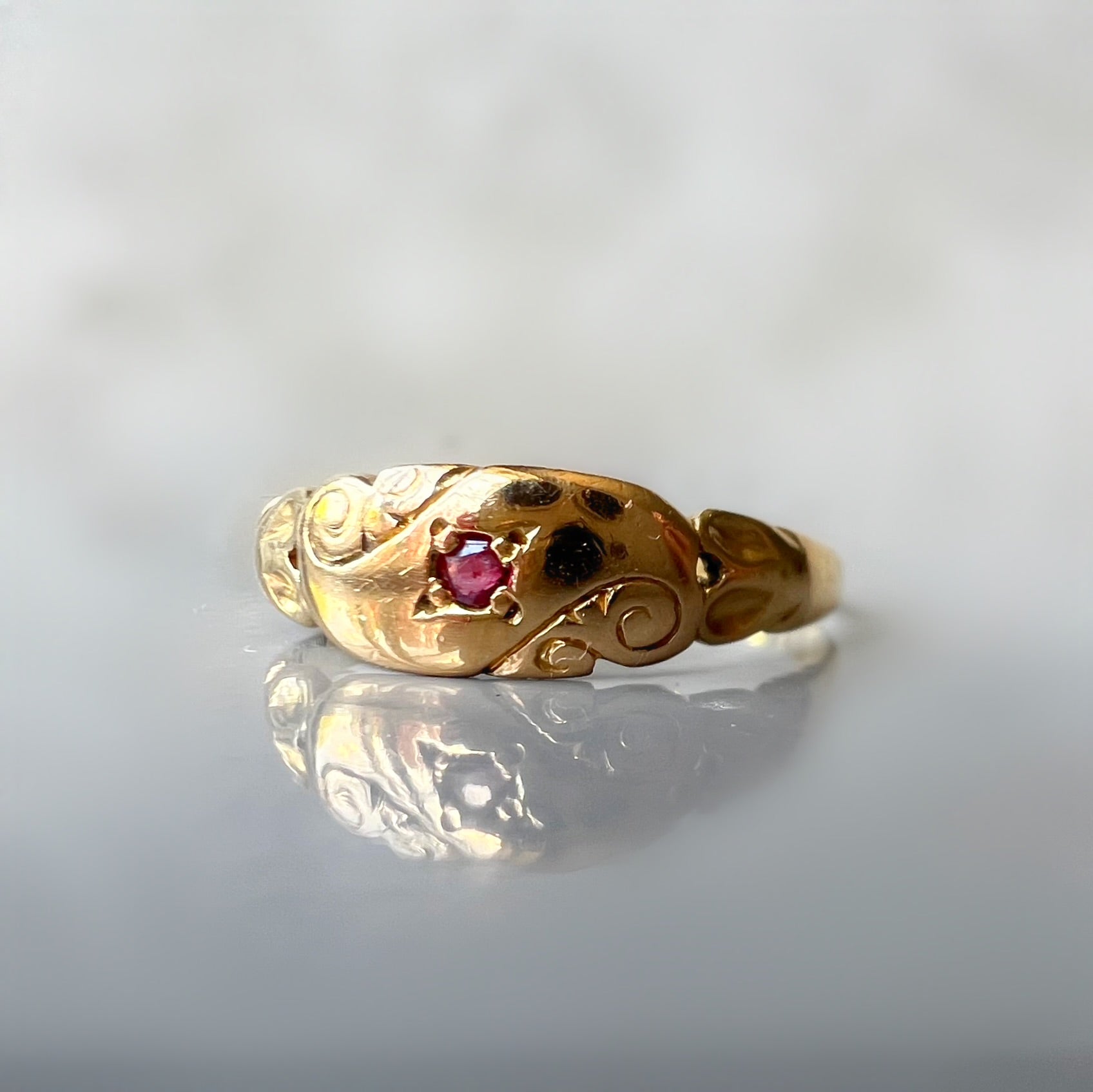 Antique 18ct Gold Sweetheart Band with Ruby