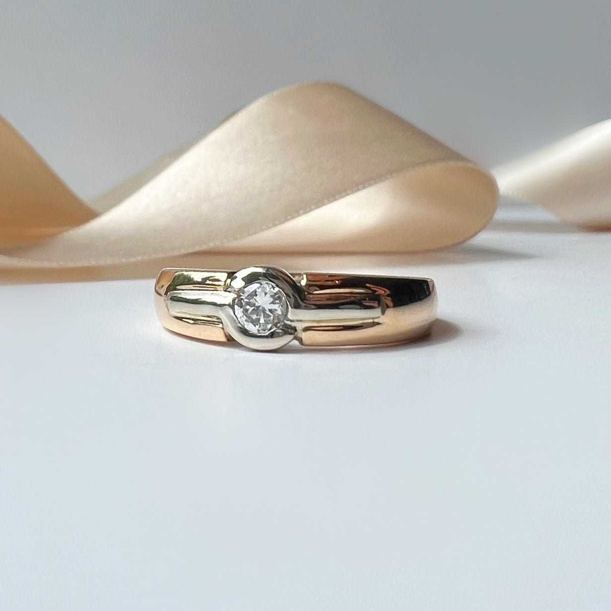 Vintage 9ct Gold Band with Diamond