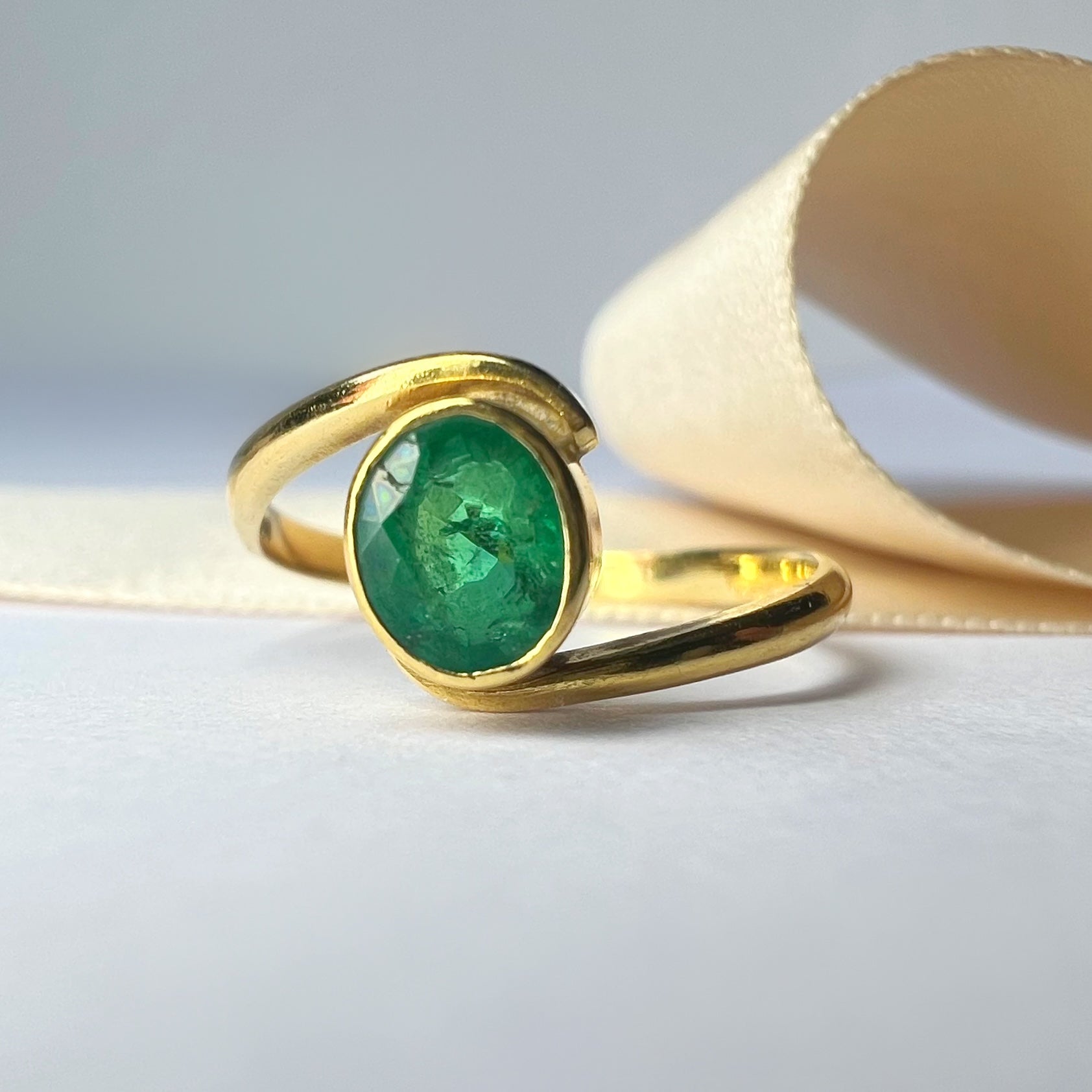 Vintage Emerald 18ct Gold Swirl Ring
