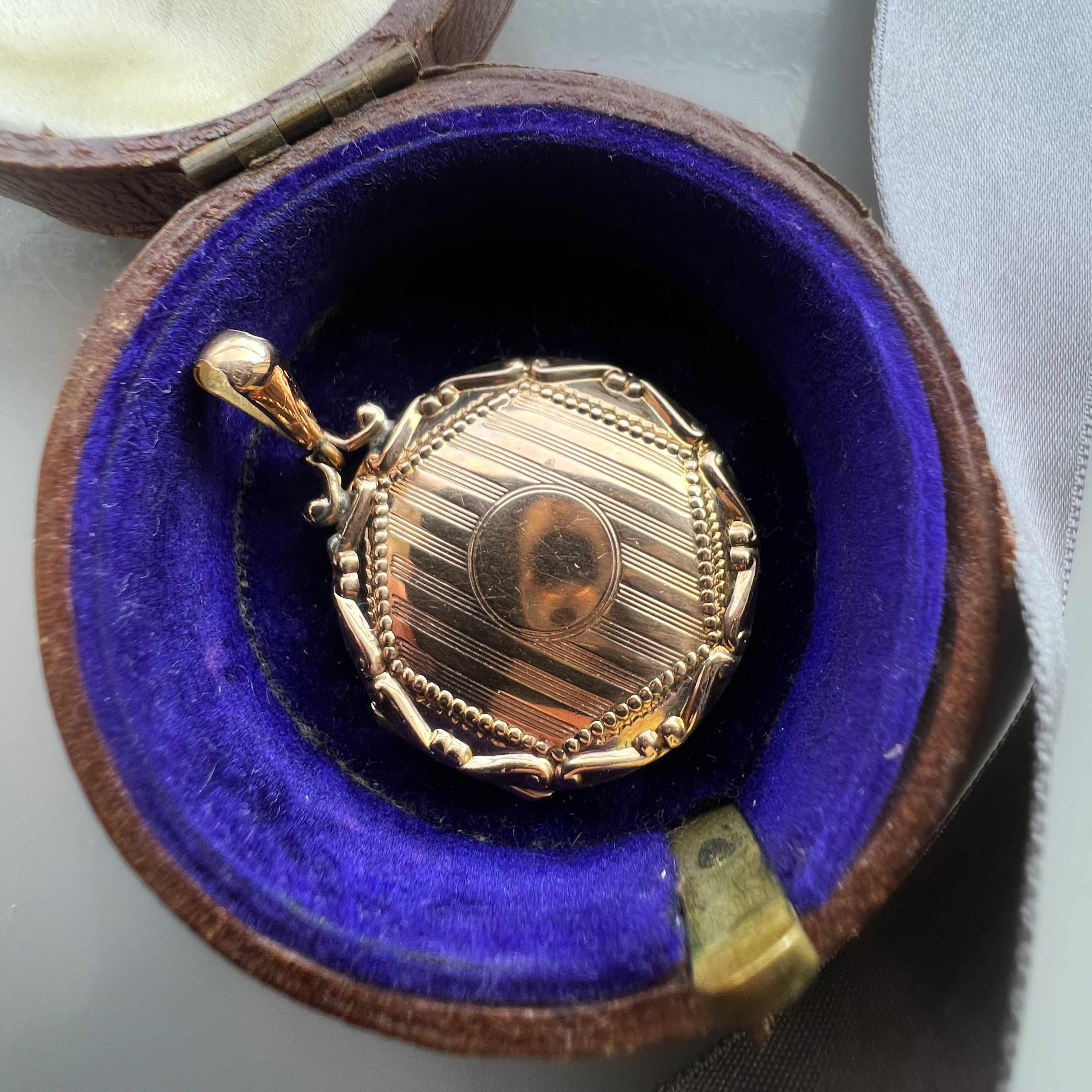 Antique 9ct Gold Back & Front Circular Locket